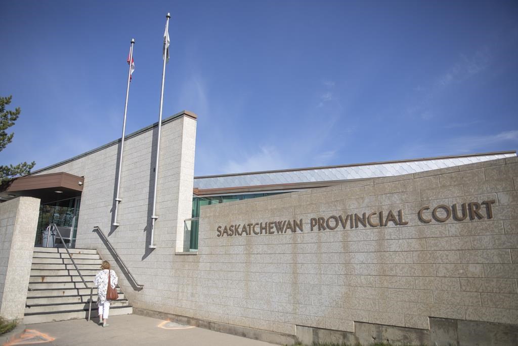 17 годишно момче принц Албърт е напръскало с мечка полицаи и