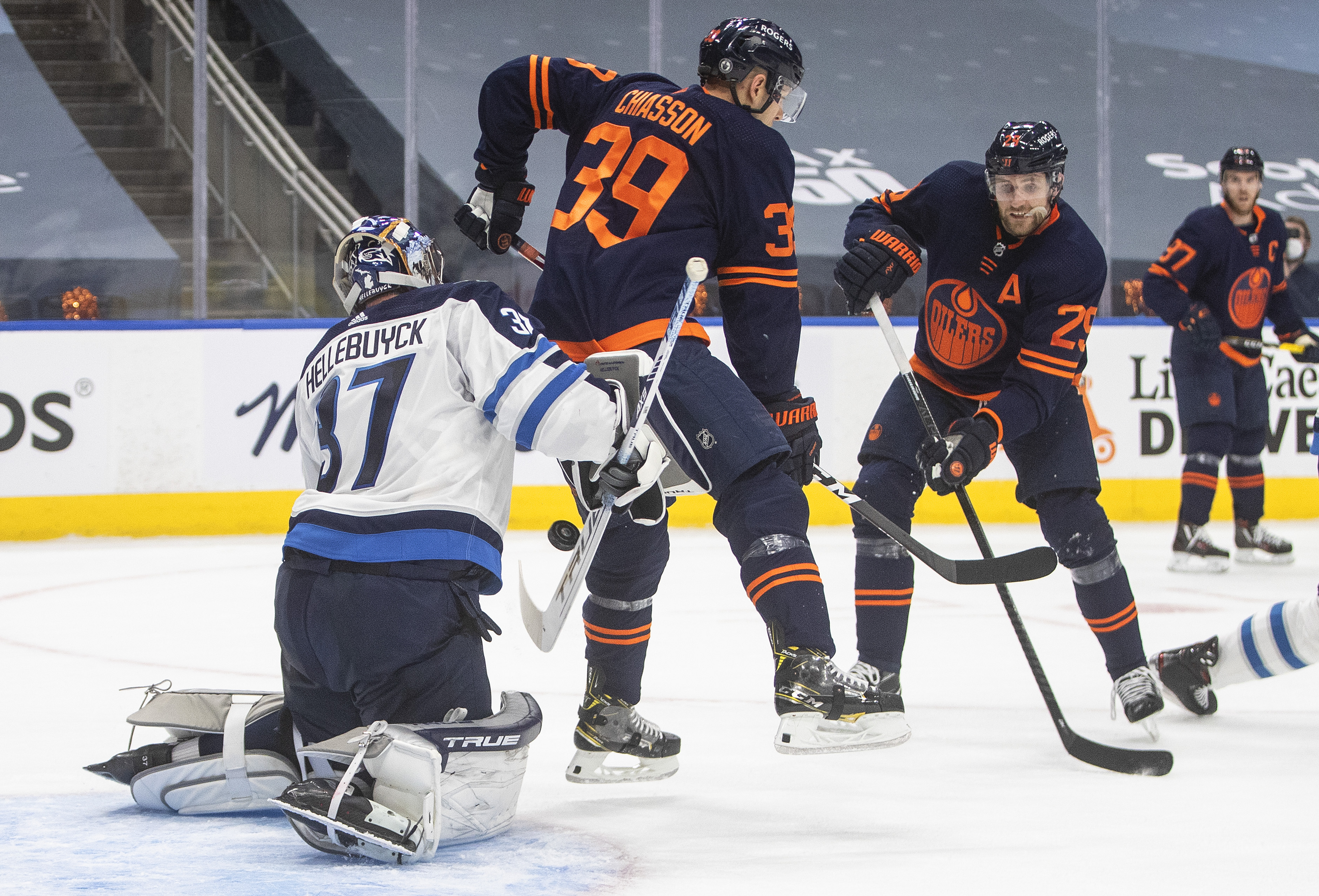 Hellebuyck Shines As Winnipeg Jets Win Game 1 In Edmonton - Winnipeg ...