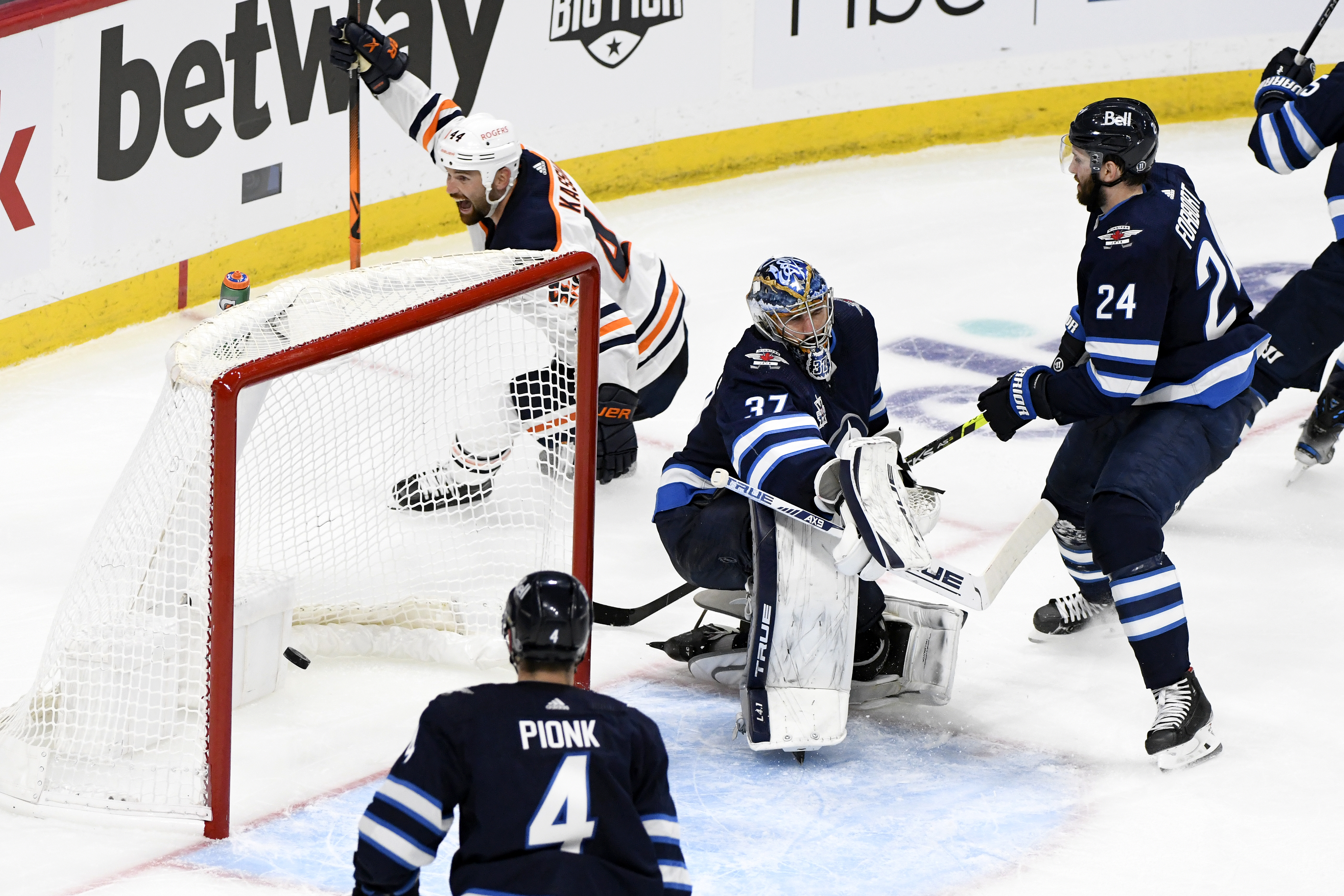 Winnipeg Jets avoid arbitration, agree to two-year contract with