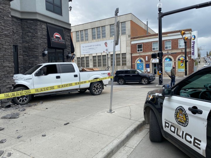 Suspects on the run after speeding truck crashes into downtown Calgary