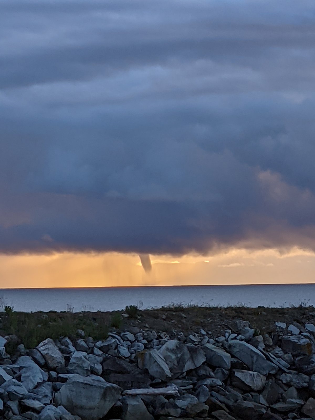 Waterspouts spotted in the Strait of Georgia, Wednesday | Globalnews.ca