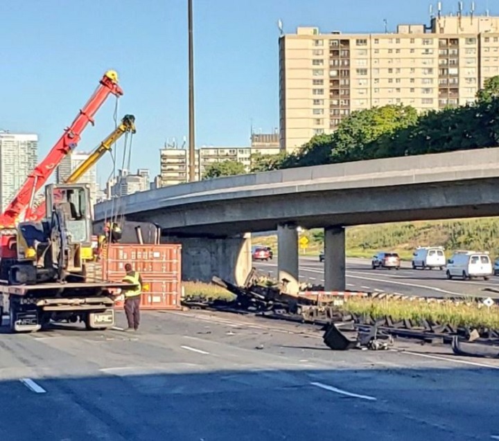 A photo of the cleanup underway after a truck rollover on Highway 401 near the 404/DVP.