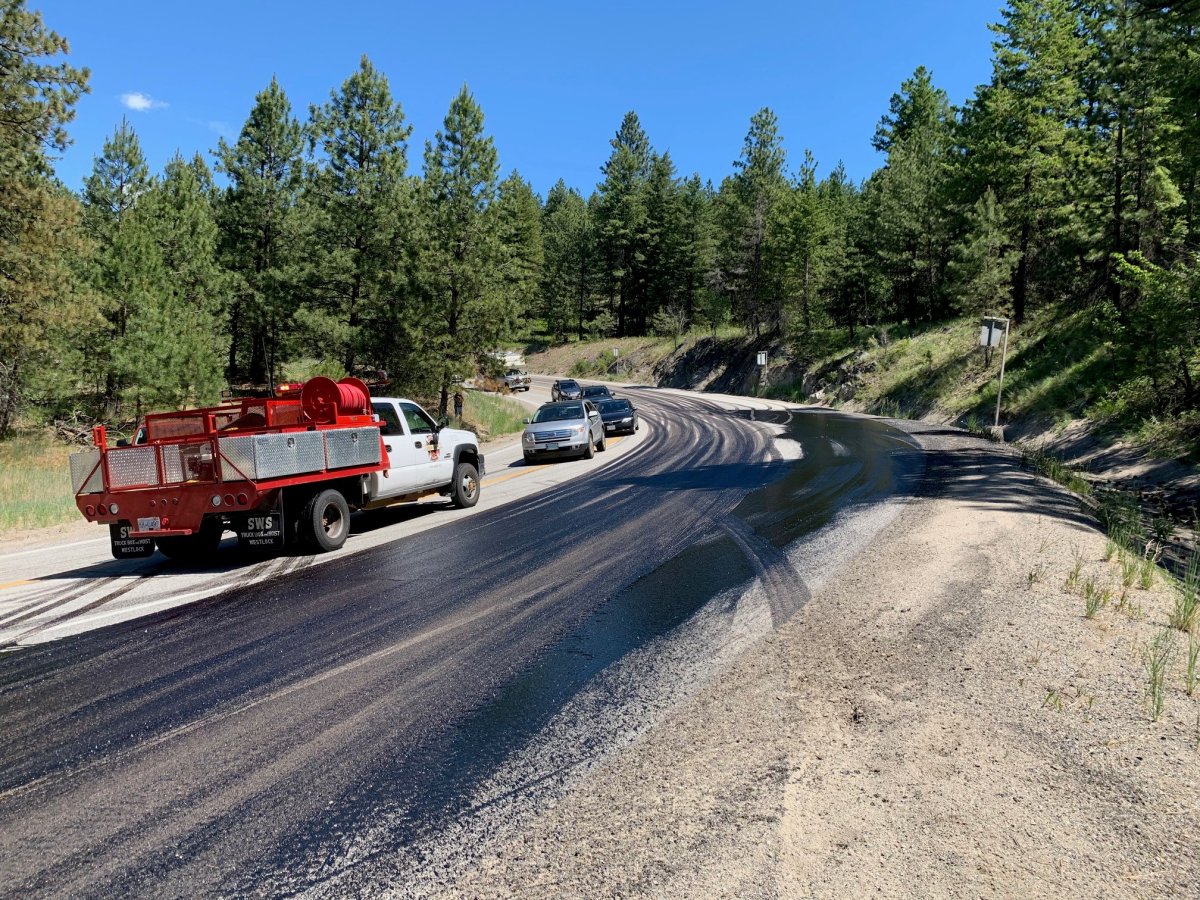 Tar spill closes Highway 3 east of Osoyoos - Okanagan | Globalnews.ca