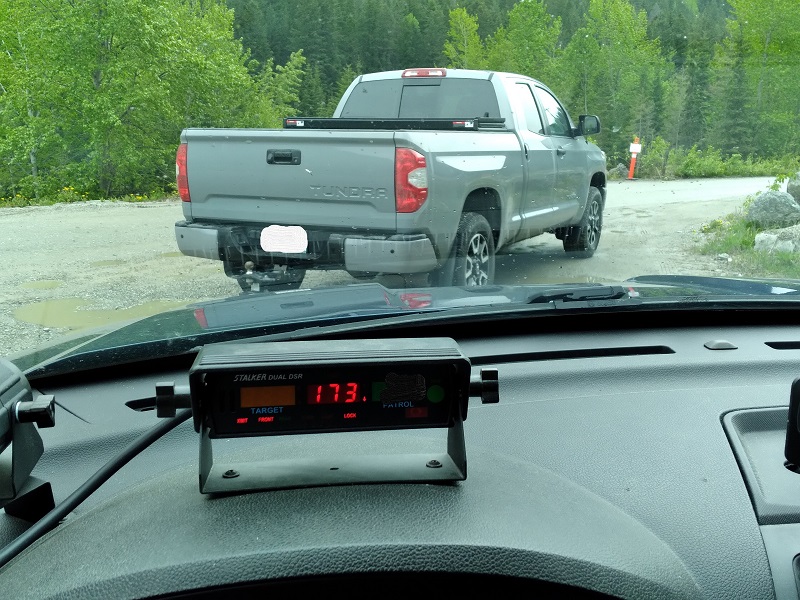 A photo showing the grey Toyota Tundra pulled over and the officer’s radar display showing a speed of 173 km/h.