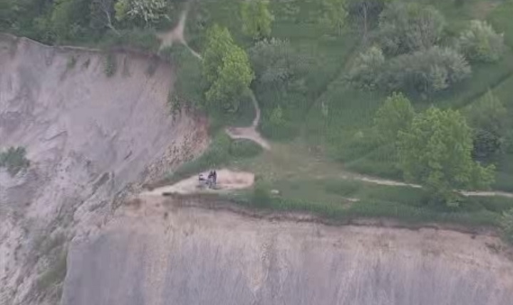 2 women rescued from Scarborough Bluffs by Toronto firefighters