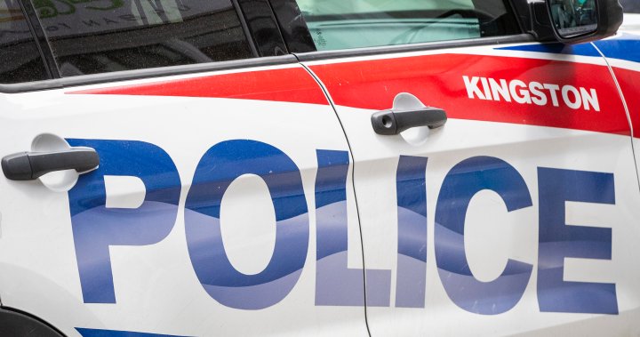 Кингстън Онтарио полицията казва че онлайн снимка показваща полицейски автомобил