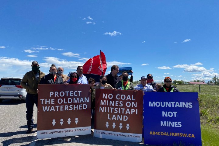 ‘We are deeply, deeply concerned’: Anti-coal mining car rally in southern Alberta hits road block