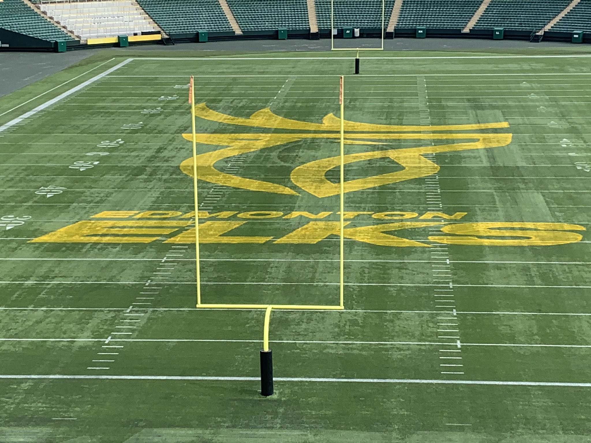 Едмънтън Елкс подписаха двама американци куотърбек Стив Монтез и защитник