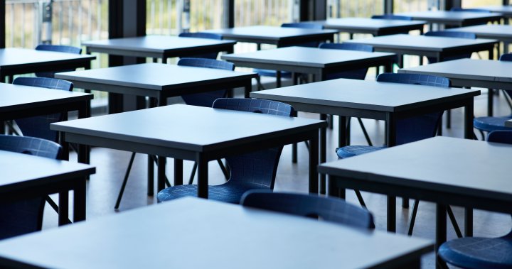 Учителите по договор в средното училище ратифицираха споразумение с обществения съвет на Питърбъро