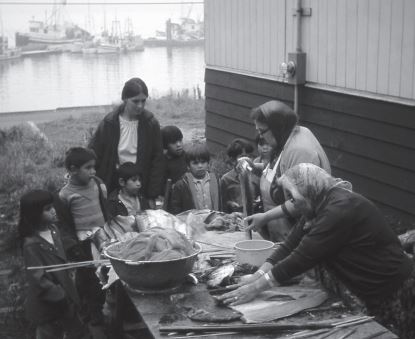 Nancy Dyson and children from St. Michael’s watching preparations for the potlatch, Alert Bay, B.C., 1970. (COURTESY: DAN RUBENSTEIN)
