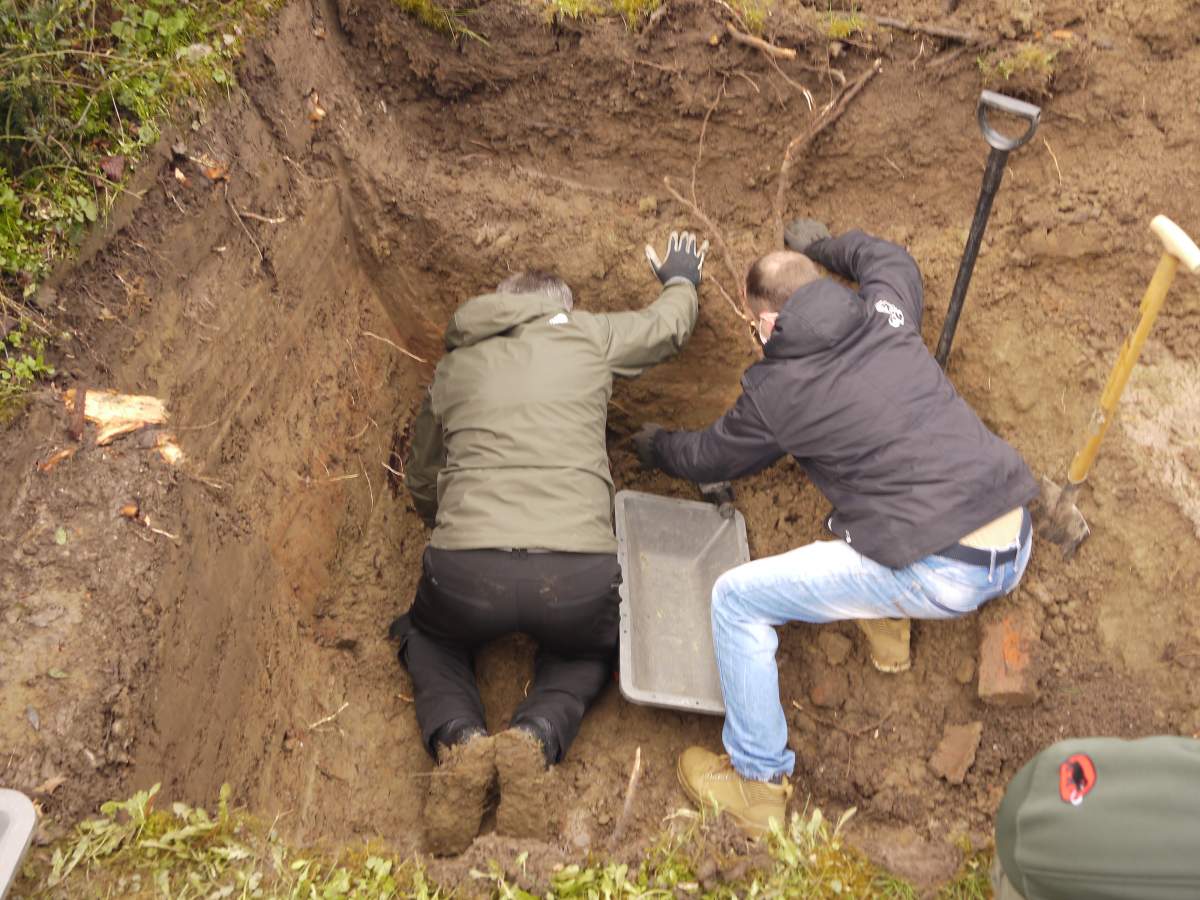 Exhumation of grave in Auerstedt cemetery March 13. Courtesy: Andreas Metzmacher