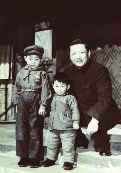 5-year-old Xi Jinping with his younger brother and their father in 1958.