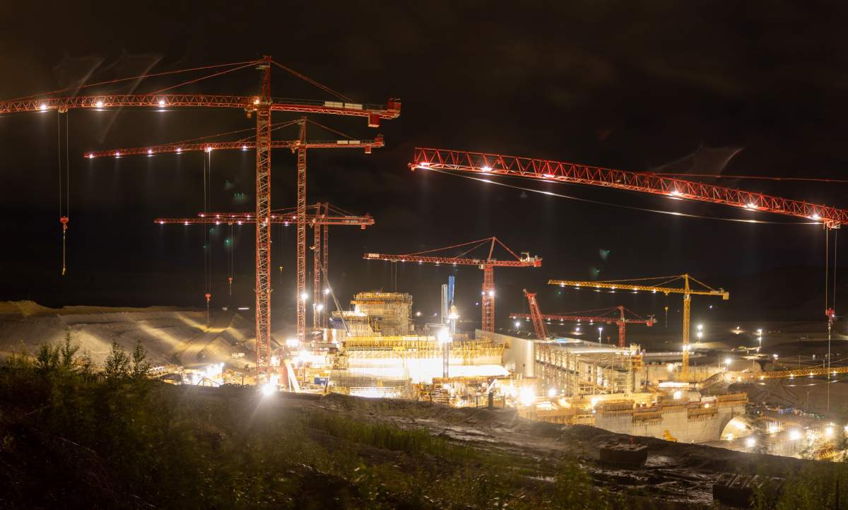 Workers at the Site C generating station and spillway project held a touching tribute in memory of the five men who lost their lives in Kelowna, B.C.’s crane collapse tragedy.