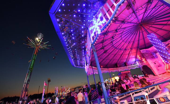 Музика на живо атракциони карнавална храна яздене на бикове състезателно