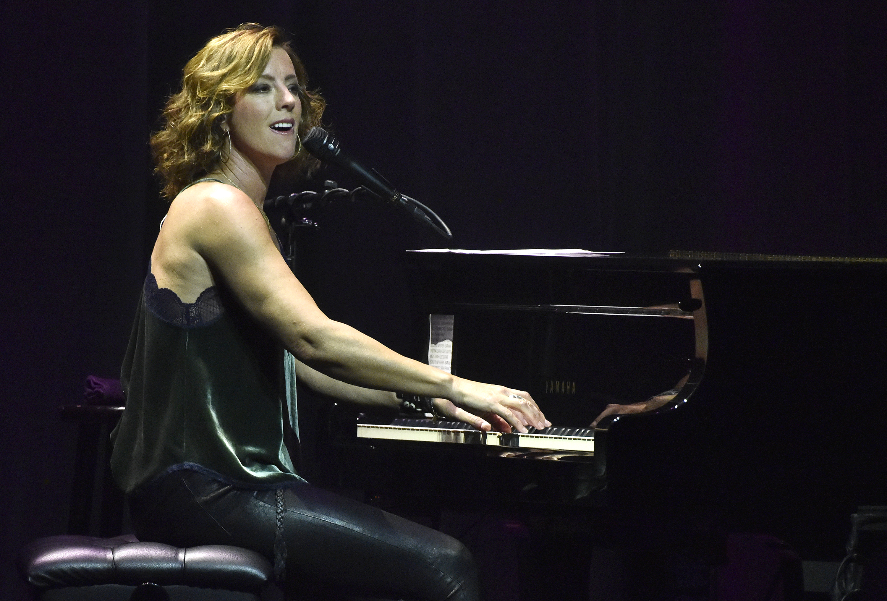 канадският музикант Сара Маклаклан и ръководителят на Канада Пост се