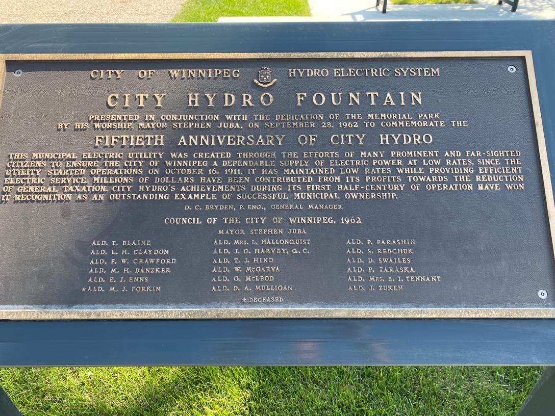 A photo of the plaque describing the history of the fountain.