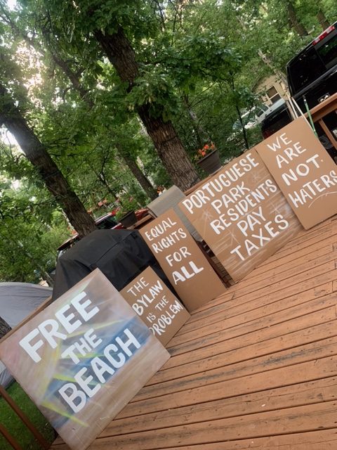 A few hundred people turned out to a rally at Big Tree Park in St. Laurent Saturday to demand the municipality drop new fees to access the beach.