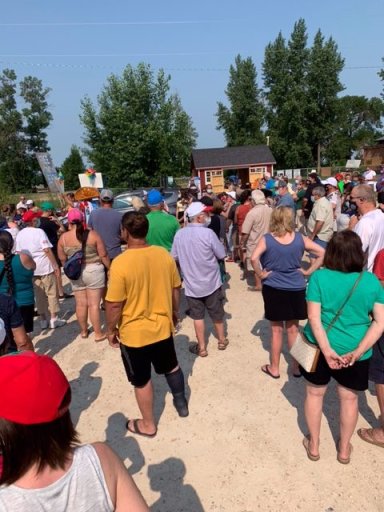 A few hundred people turned out to a rally at Big Tree Park in St. Laurent Saturday to demand the municipality drop new fees to access the beach.