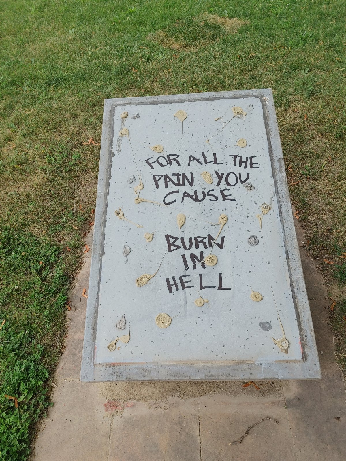 Sir John A. Macdonald&#39;s gravesite in Kingston, Ont., vandalized - Kingston | Globalnews.ca