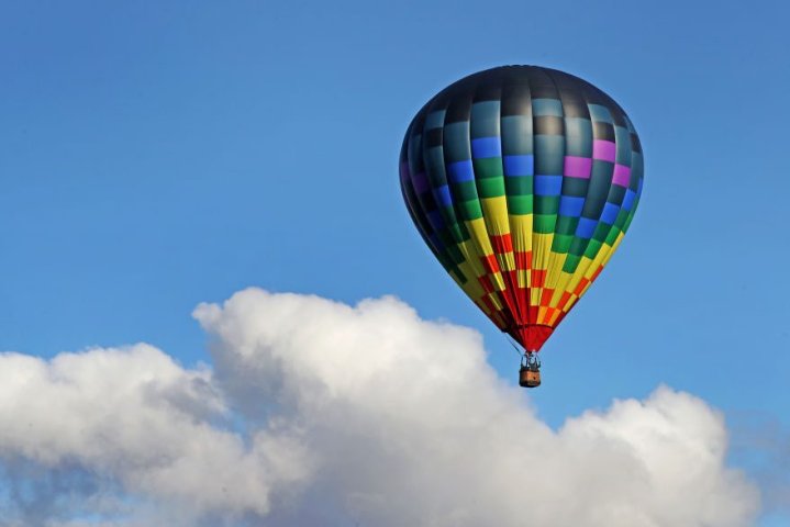 Pilot dies after falling out of hot-air balloon during passenger ride ...