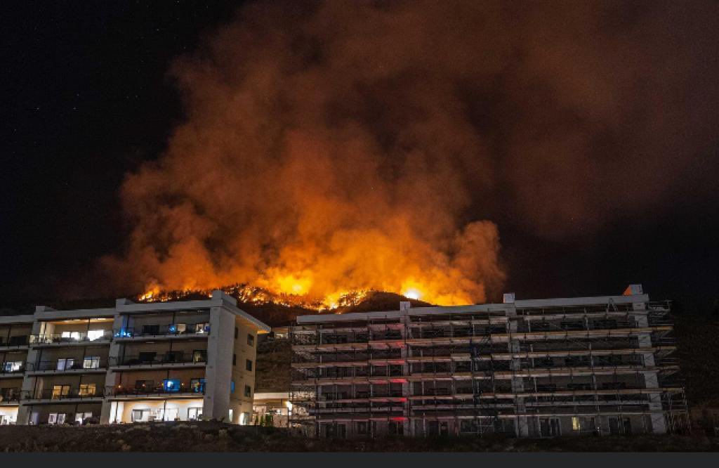 The Skaha Creek wildfire burning above a condo complex near Penticton, B.C., on Sunday, Aug. 29, 2021.