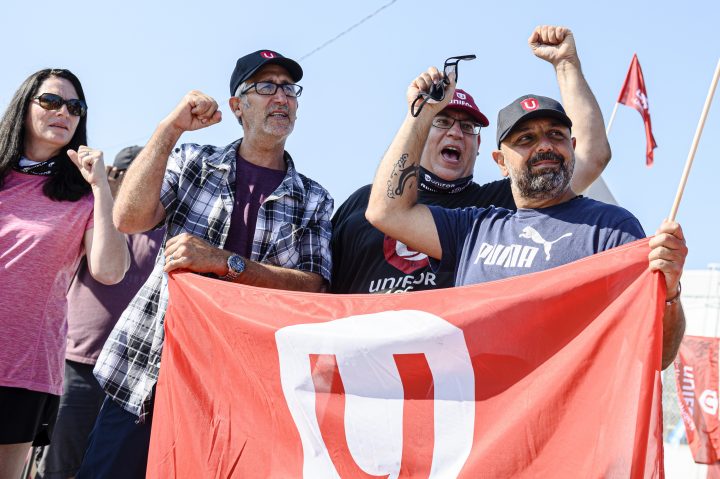 Striking De Havilland workers rally to get aircraft made in the Toronto area - image