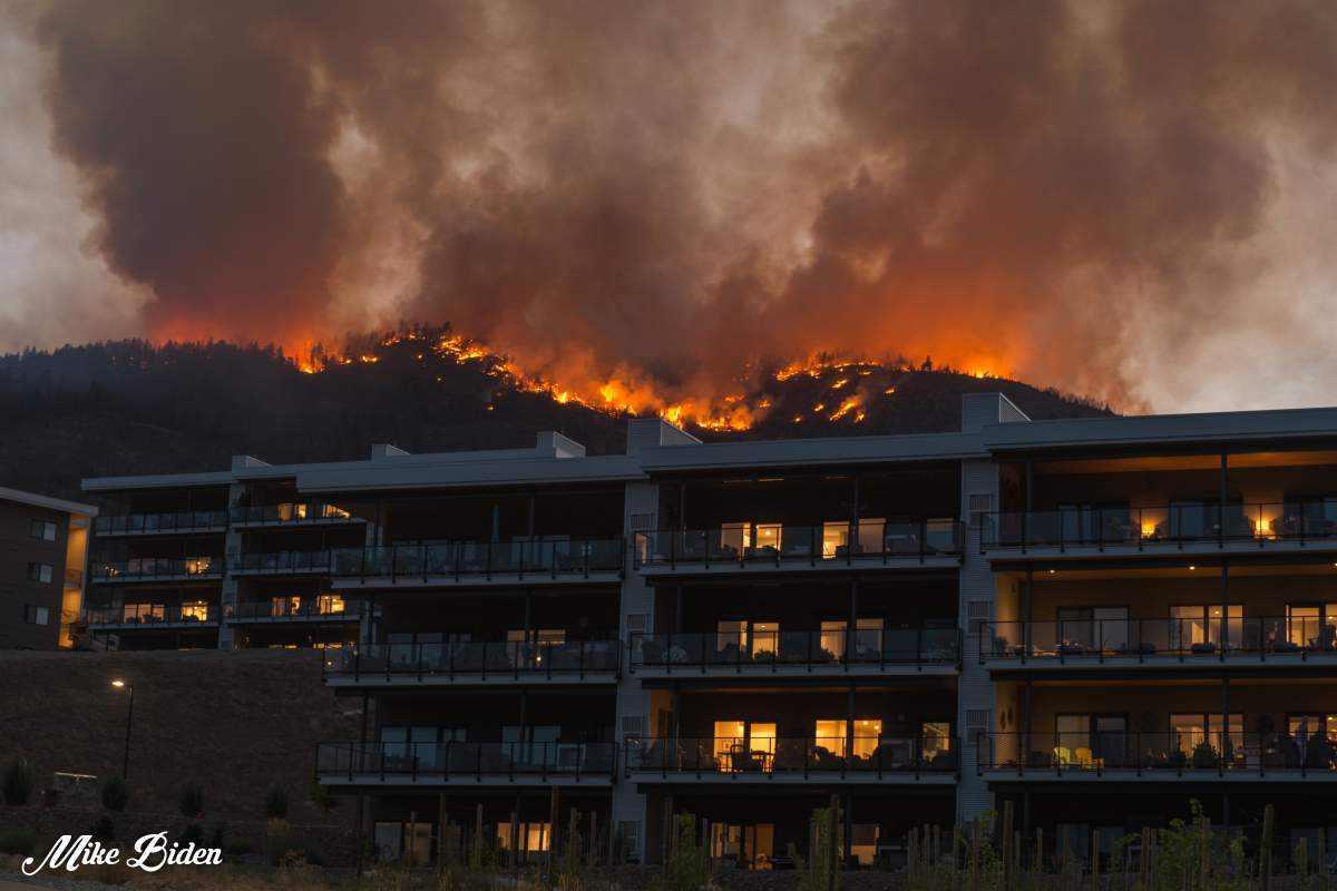 The Skaha Creek wildfire as seen from the Skaha Hills development west of Penticton, B.C., on Sunday, Aug. 29, 2021.