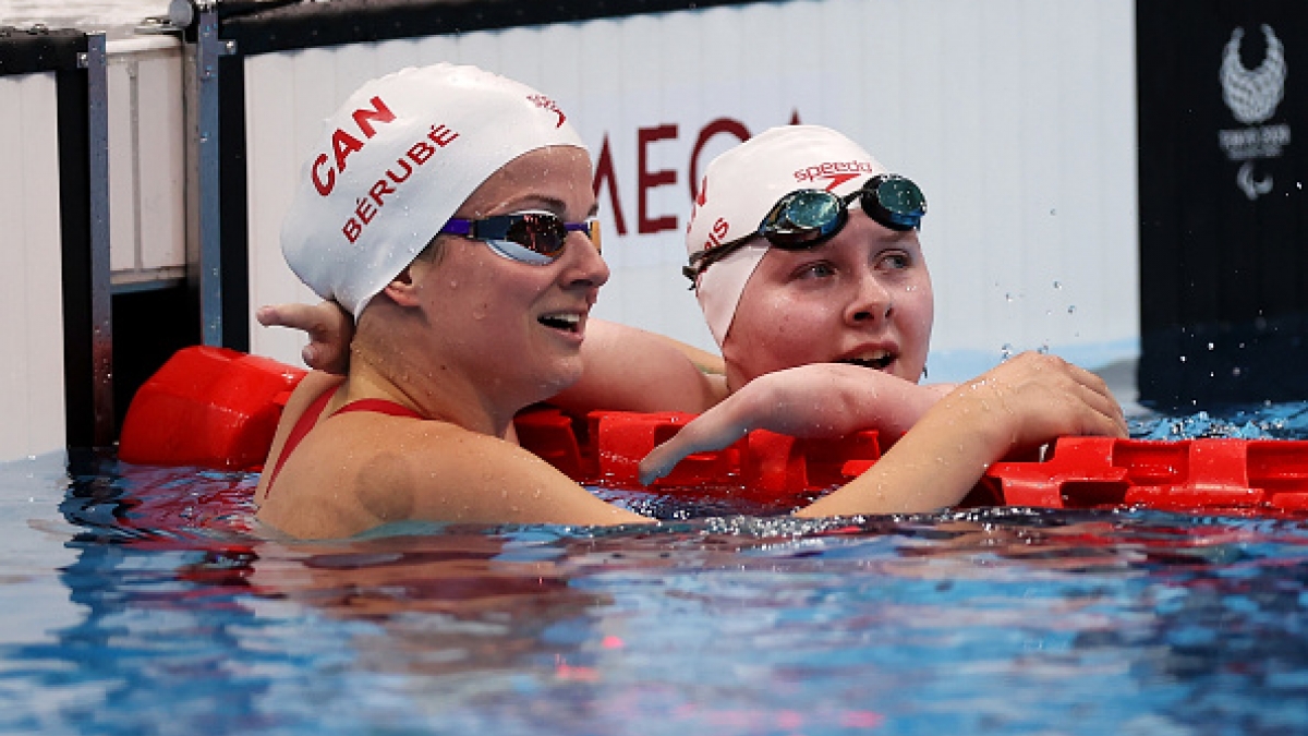 Left to right: Paralympics swimmers Camille Bérubé and Danielle Dorris. 