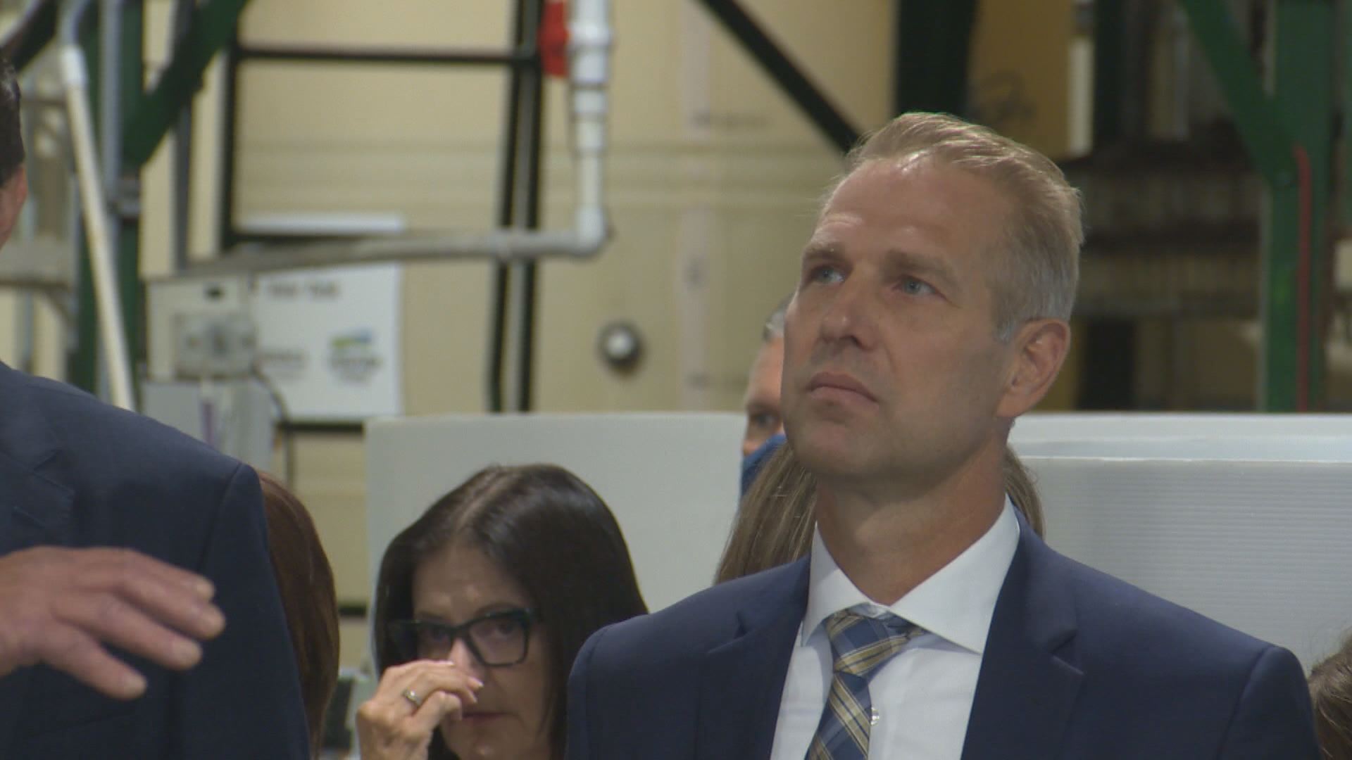 Министърът на комуналните услуги на Алберта казва че противно на