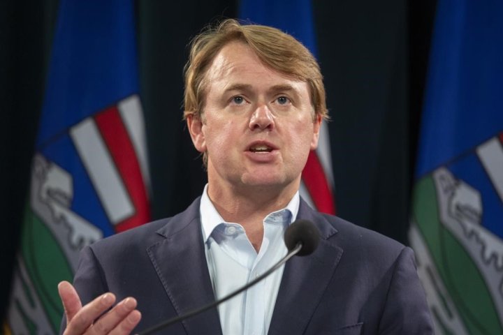 Alberta health minister defends decision against COVID-19 vaccine passport amid repeated questioning