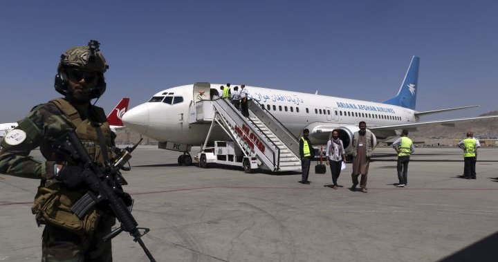 ‘Reteniéndolos como rehenes’: los talibanes no permitieron que los evacuados subieran a los aviones, dice un funcionario estadounidense