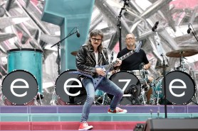 Green Day Prank Weezer By Crashing The Stage Wearing Weird Costumes In The Middle Of Concert
