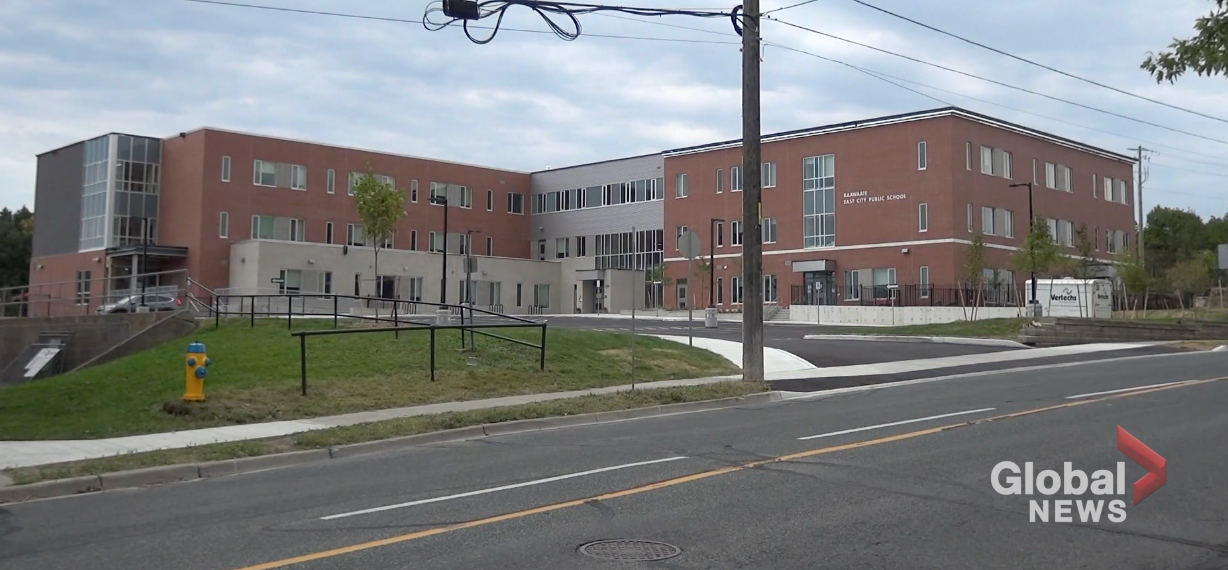 Училище в източния край на Питърбъро Онтарио беше за кратко