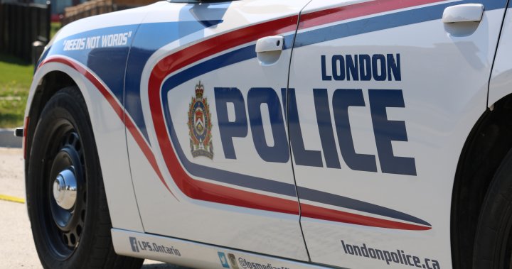 Kru darurat di lokasi ‘tabrakan kendaraan bermotor yang serius’ di London, Ontario.