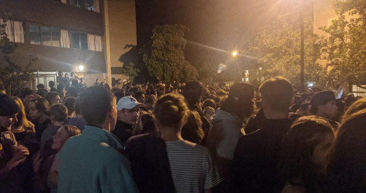 Polisi mengambil langkah yang belum pernah terjadi sebelumnya untuk menindak pesta-pesta kampus Universitas Victoria yang nakal