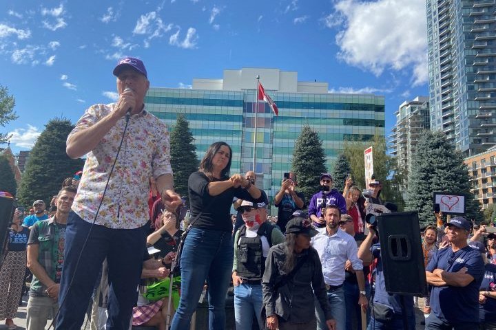 Maxime Bernier attends Calgary ‘freedom rally’ in last weekend of federal campaign