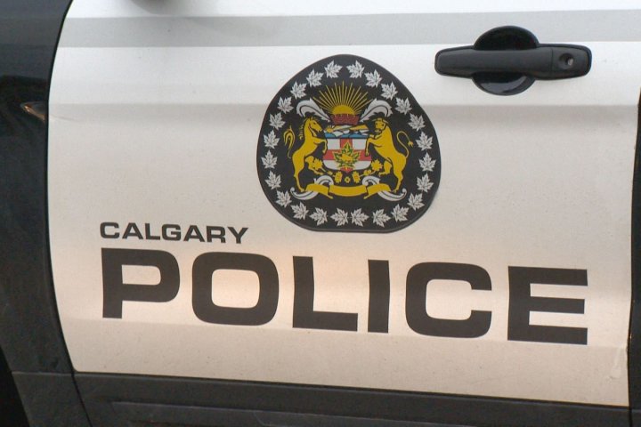 Calgary police investigating suspected armed robbery attempt outside southwest junior high
