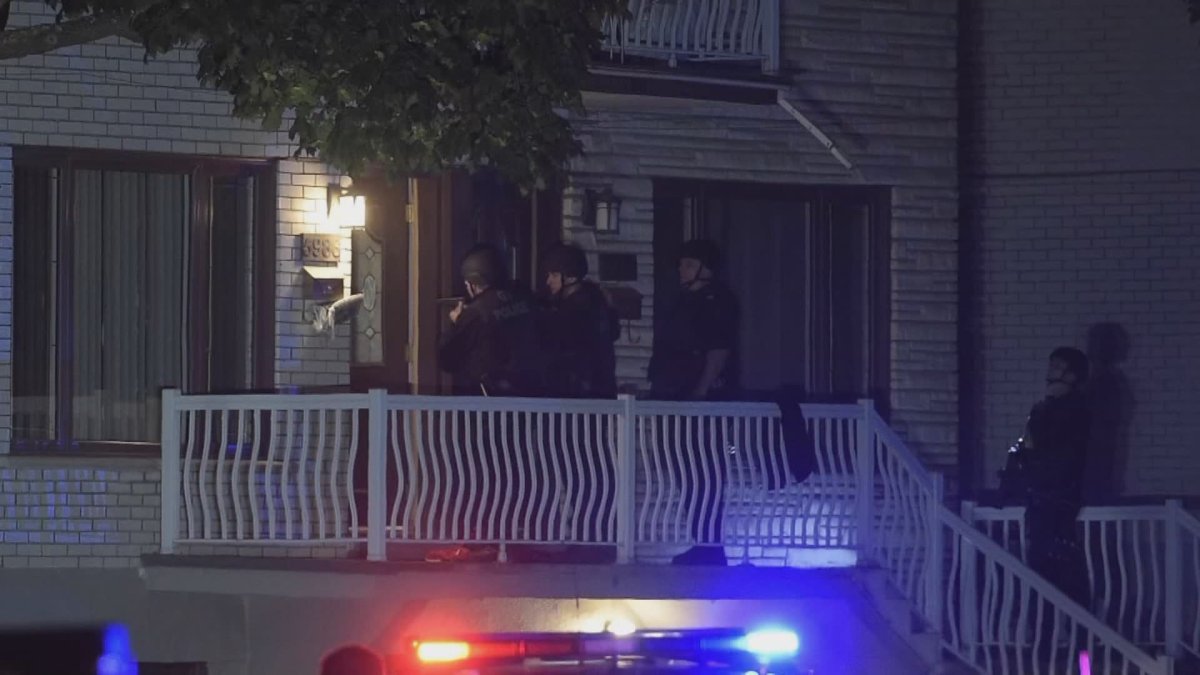 SPVM police enter Saint-Leonard apartment after alteration an shooting. 