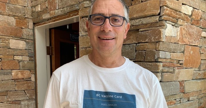 Hombre de BC pone código QR de tarjeta de vacunación Govt-19 en camiseta-BC