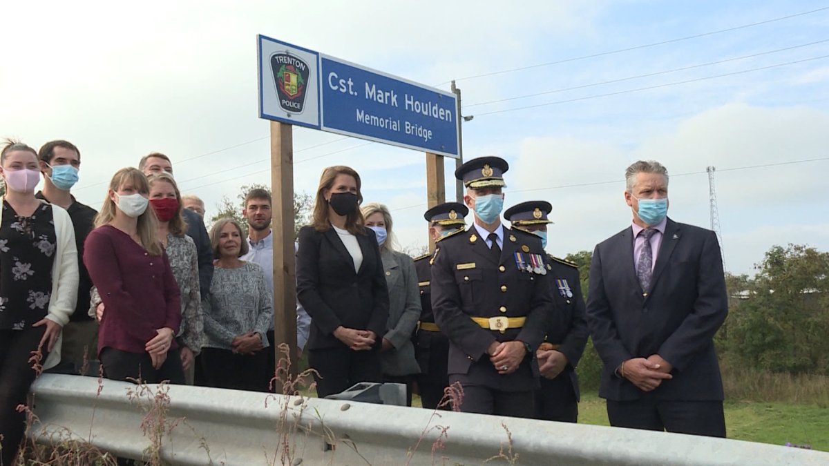 Three bridges along Highway 401 in Trenton, Ont., dedicated to fallen police officers - image