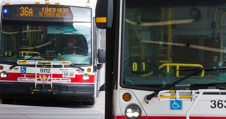 Полицията и пожарните в Торонто са на място, където автобус
