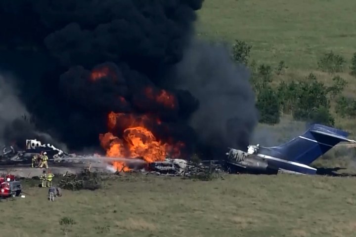 21 passengers escape plane safely after crash in Texas, officials say