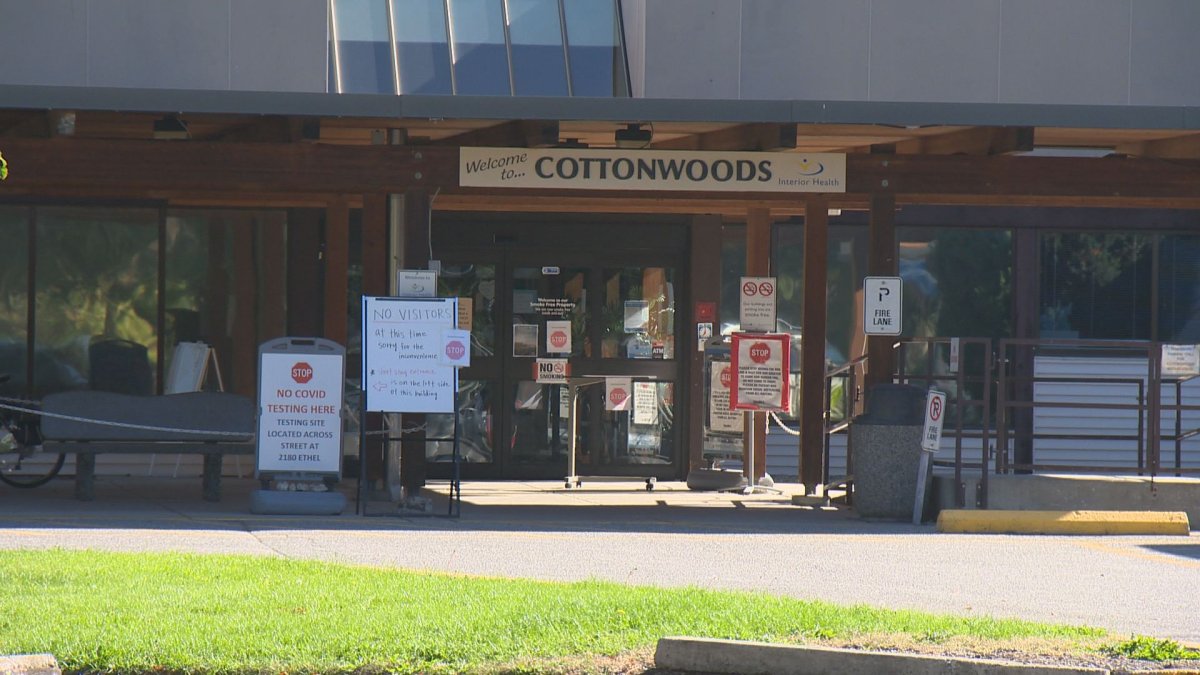 A sign outside the Cottonwoods Care Centre in Kelowna, B.C., has said no visitors are allowed, since a COVID-19 outbreak was declared on Aug. 4, 2021. 
