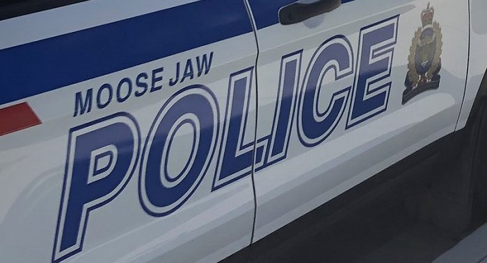 Полицията на Moose Jaw, EMS и пожарната са на мястото