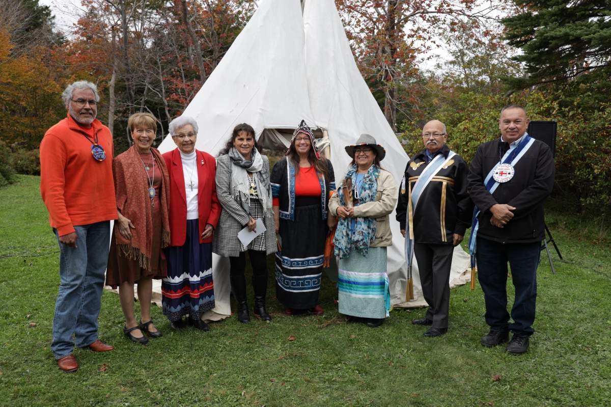 Ramona Lumpkin, interim Mount Saint Vincent University president and vice-chancellor, gathered with a group of Indigenous community representatives, including residential school survivors, First Nation community leaders, Elders, MSVU L’nu Advisory Circle members, and university representatives for a ceremony of apology and commitment. 