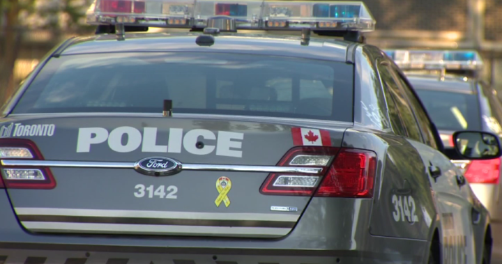 Полицията в Торонто съобщи че мъж е бил откаран в