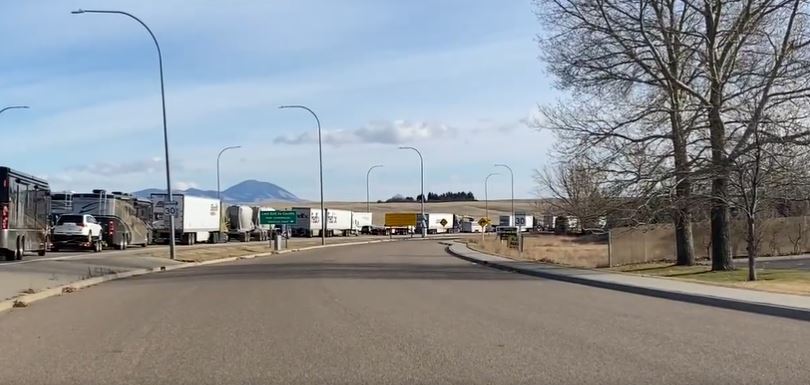 Vehicles lined up at the Coutts border crossing as travelers flock to the border on November 8, 2021.