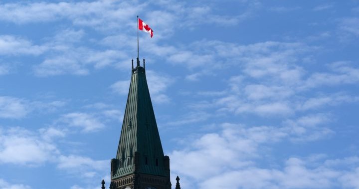 Bendera Kanada dinaikkan ke tiang penuh sebelum diturunkan pada Hari Veteran Adat – Nasional