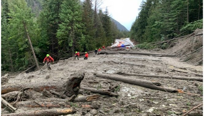 Beberapa warga masih hilang setelah tanah longsor menyapu mobil dari jalan raya utara Pemberton, BC