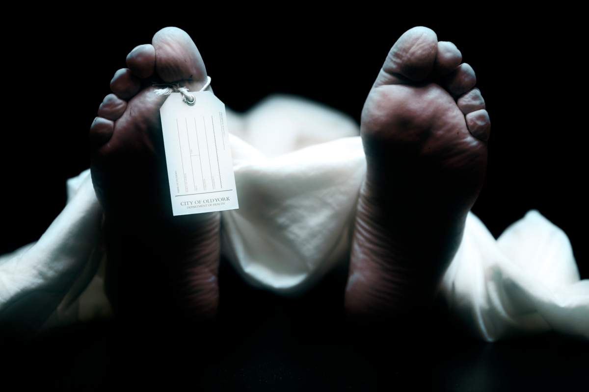 A toe tag is shown on a body.